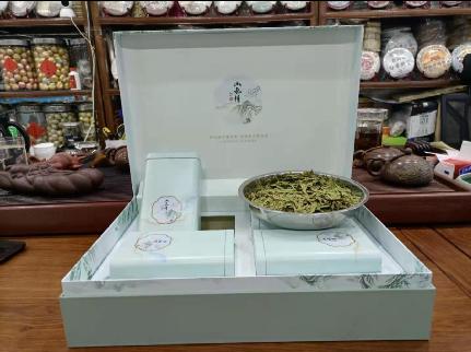 <strong><span style="font-family:KaiTi_GB2312;">供应商：佰川茶叶<br />
<br />
<strong><span style="font-family:KaiTi_GB2312;">商品名称：西湖龙井<br />
<br />
商品简介：125克*4罐/盒<br />
<br />
商品价格：1280元/盒<br />
<br />
其它说明：</span></strong></span></strong>